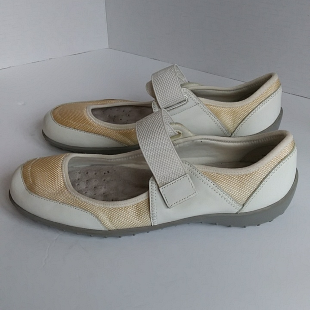Walking Cradles Mary Jane Comfort Shoe 10.5 Wide White Yellow Gold